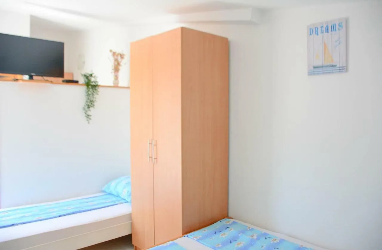 Apartmani Prvi Red Do Mora Pag Town 0*,