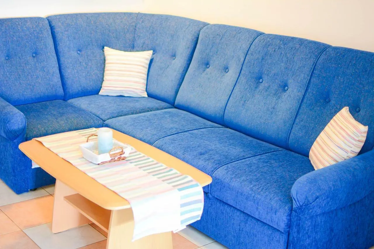 Apartmani Prvi Red Do Mora Pag Town